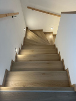  Bukoma schody z vinylu s bilou podstupnici Dub natur light